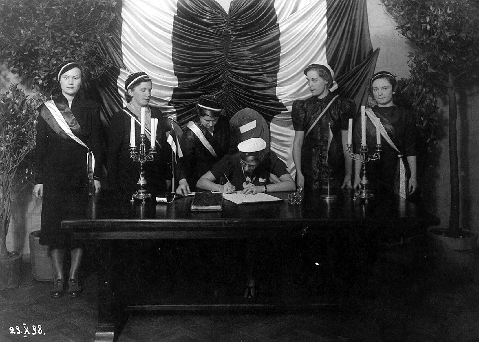 The signing of exchange students’ contract with Savolainen Osakunta on October 23, 1938