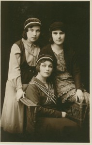 Akadeemilised vanemad värskelt värvilise tütrega (1931)